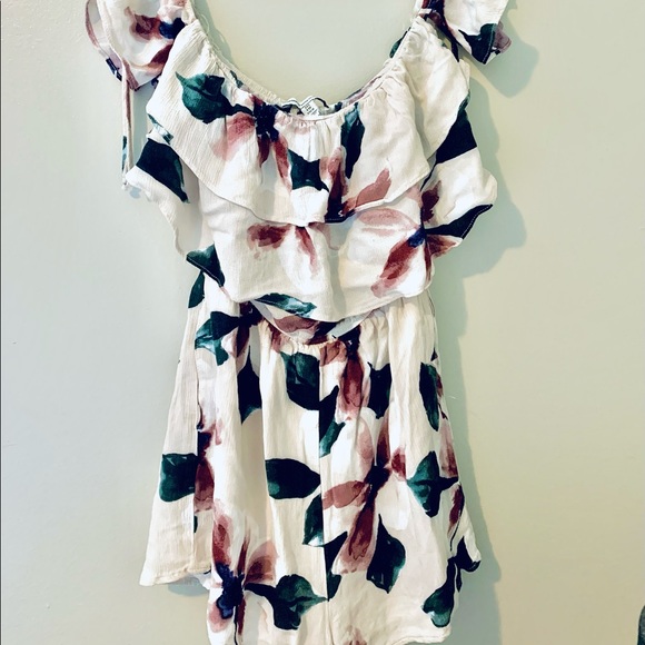 AMERICAN EAGLE Ruffle-sleeve Romper - Picture 1 of 7